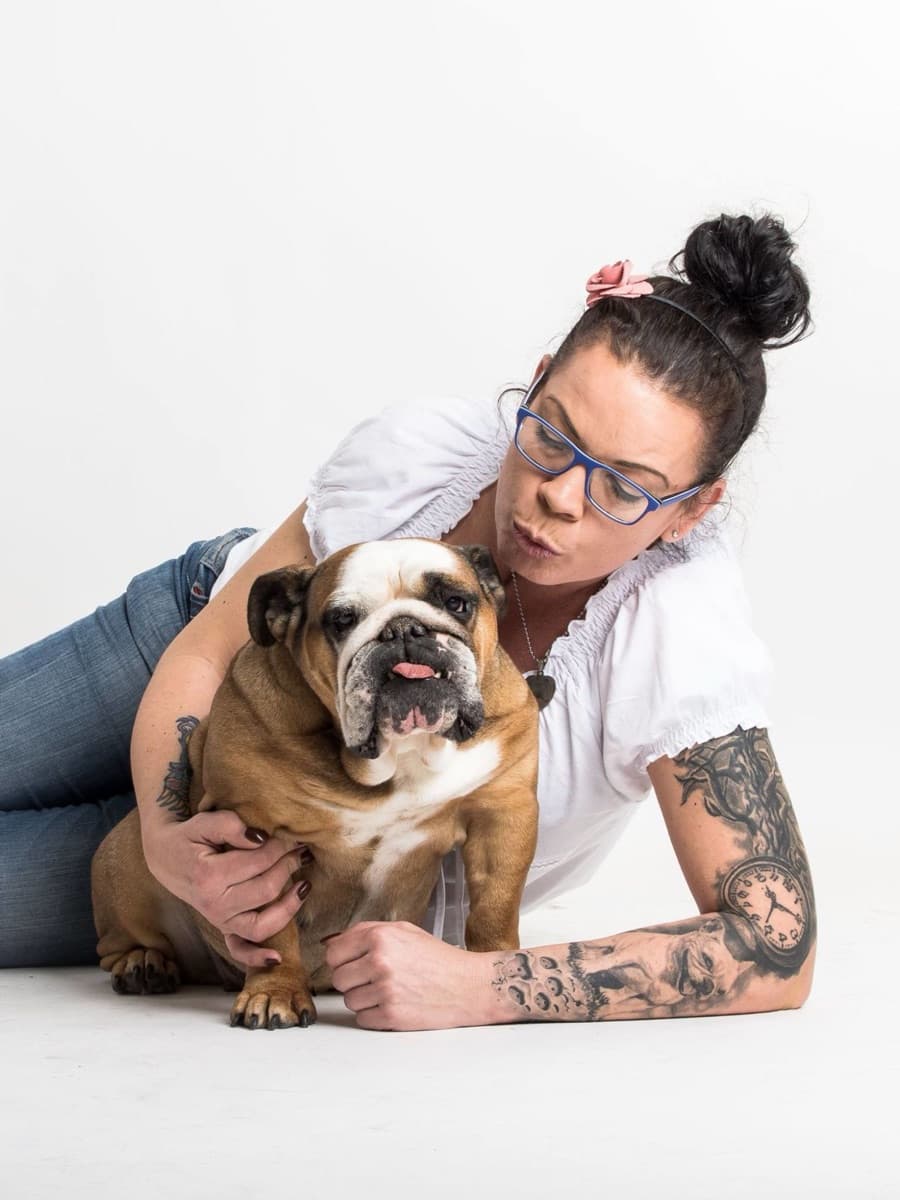 Katarína Bestr, garantka měření Supertronicem, s anglickým buldokem